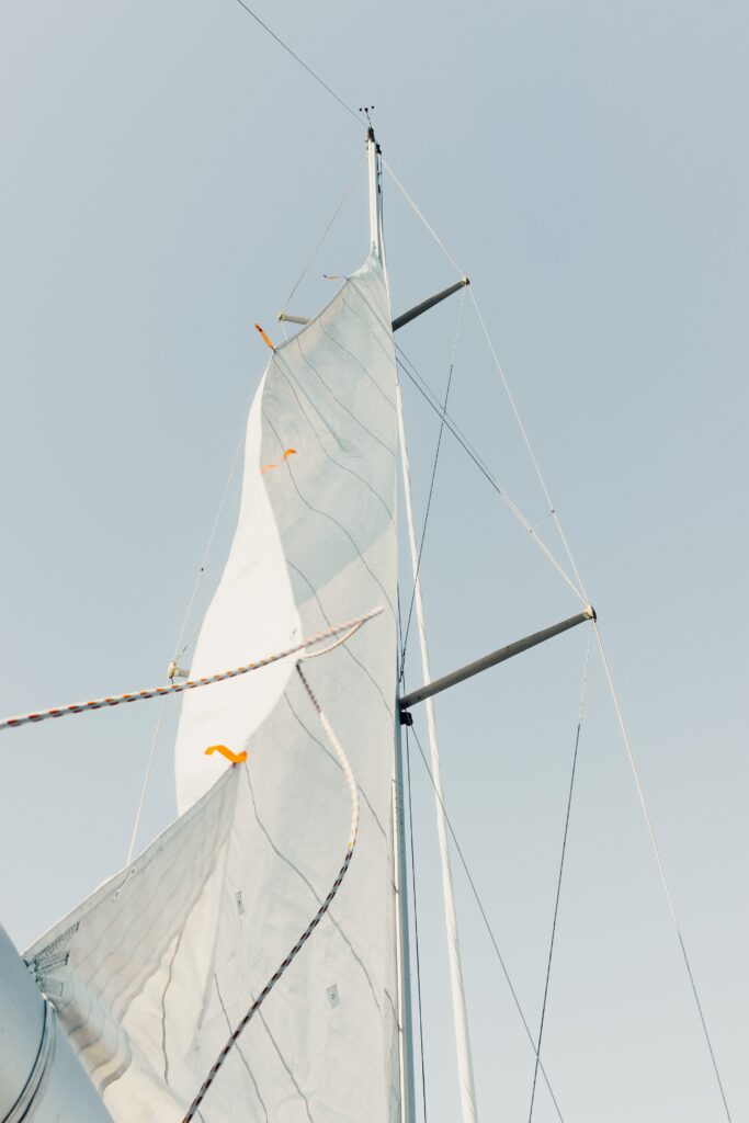 Photo du haut d'un voilier. Il est en pleine mer et ses voiles sont hissées pour prendre une nouvelle direction. La photo illustre les possibilités qu'offre le SEO pour un site web.