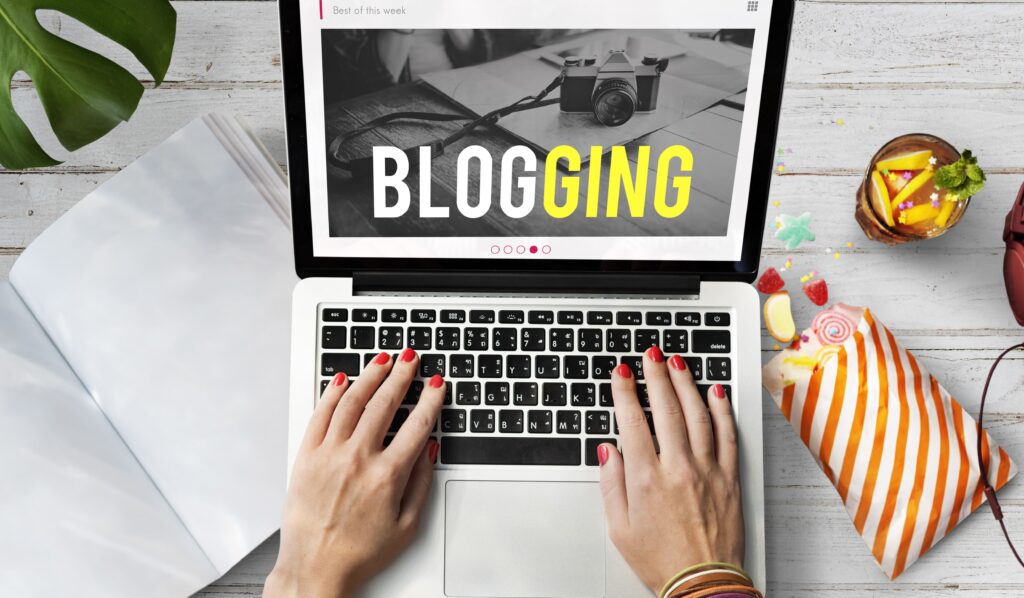 Photo d'un rédacteur web qui crée des articles de blog optimisés pour son client.