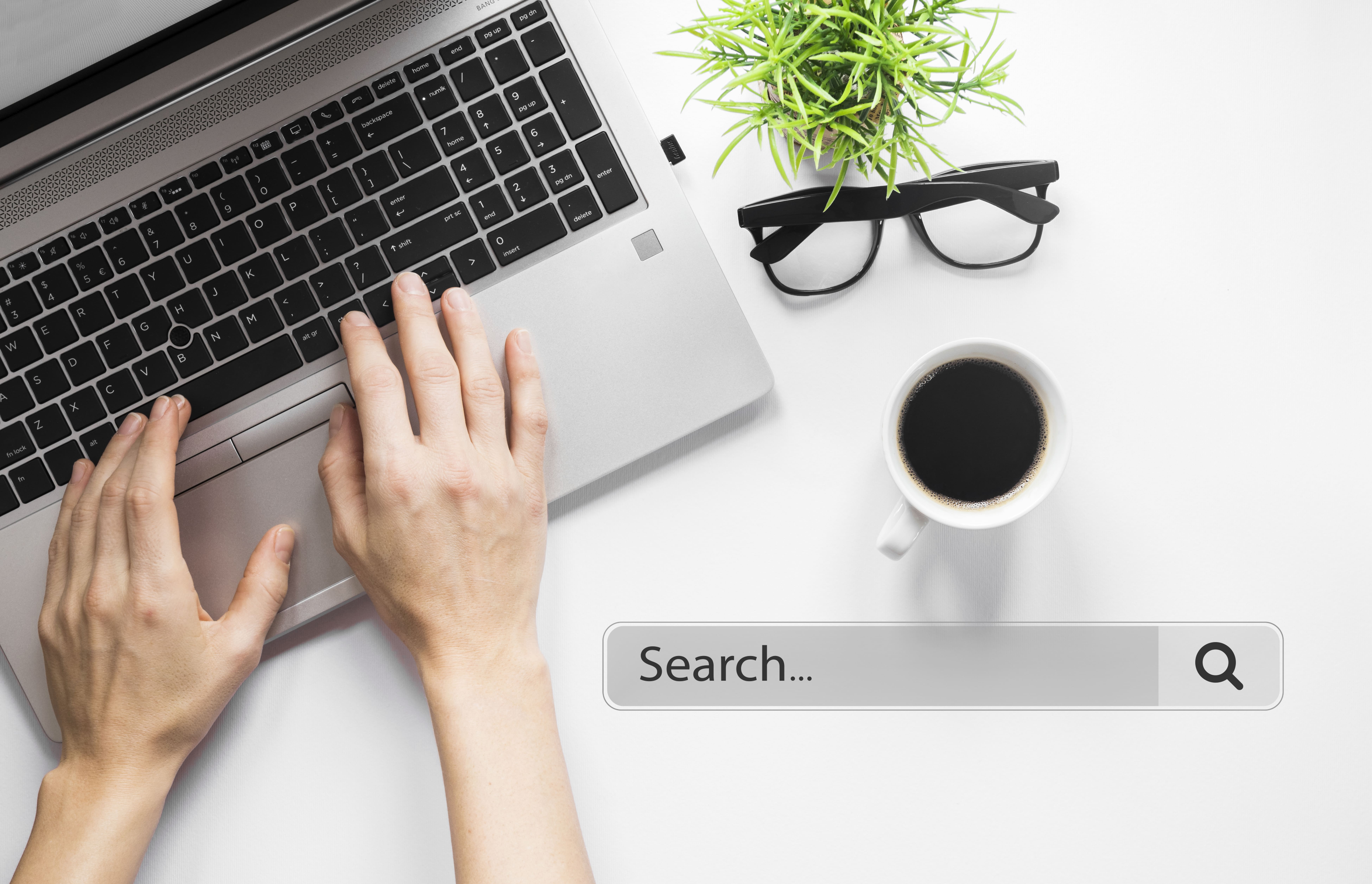Image d'un rédacteur web qui optimise les contenus du site web de son client pour gagner des points en SEO.
