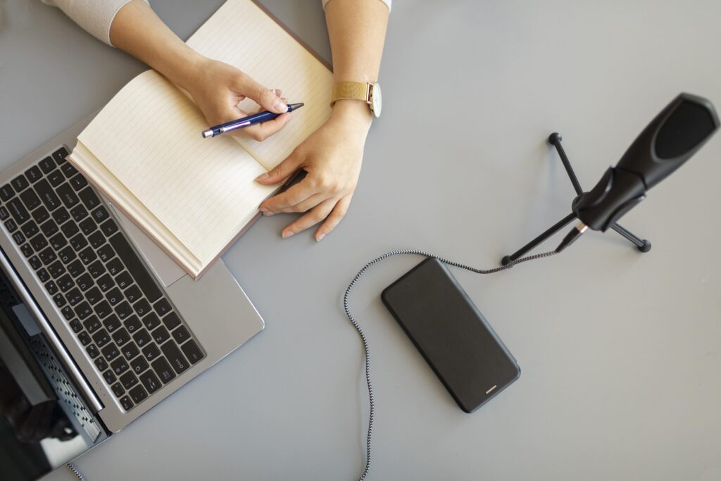 Image d'une rédactrice qui s'apprête à interviewer l'un de ses clients pour créer une page à propos personnalisée et sur mesure