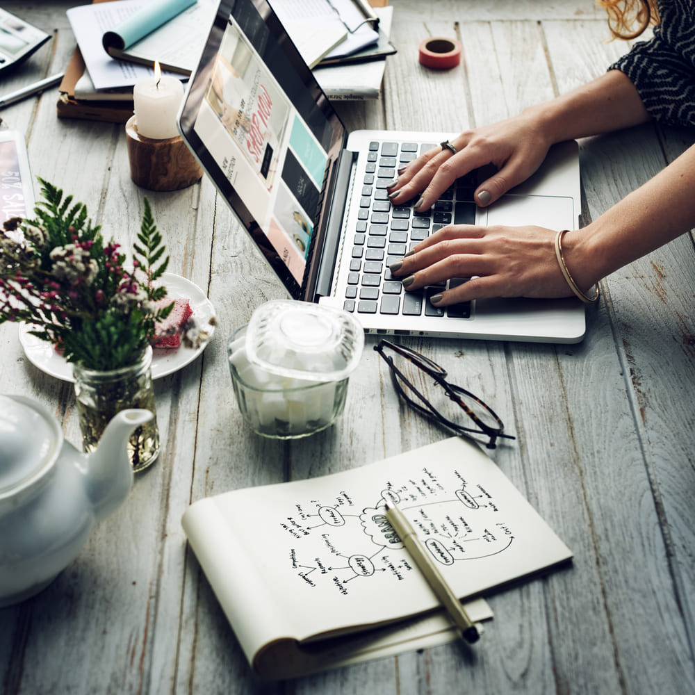 Image d'un rédacteur web SEO freelance qui travaille sur son ordinateur portable pour optimiser le site internet de son client