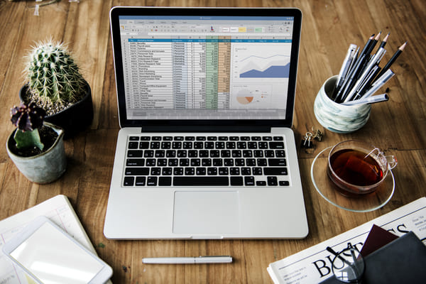 Image d'un ordinateur posé sur un bureau. Il est ouvert sur une page d'audit SEO mené par une rédactrice web SEO.